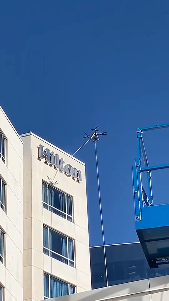 Limpieza con dron del edificio Hilton